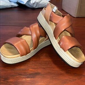Women's Tan leather Sandals
Size 39